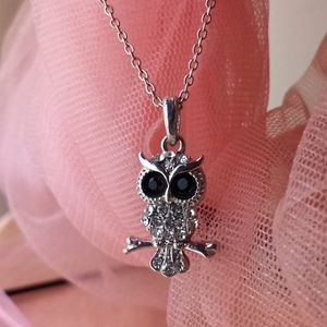 Sparkly silvertone owl necklace (888)